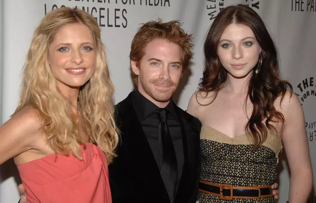 HOLLYWOOD, CA - 20 DE MARZO: Los actores Sarah Michelle Gellar, Seth Green y Michelle Trachtenberg llegan a la reunión de 'Buffy the Vampire Slayer', parte del 25º festival anual de televisión William S. Paley en el Arclight Cinemas el 20 de marzo de 2008 en Hollywood, California.