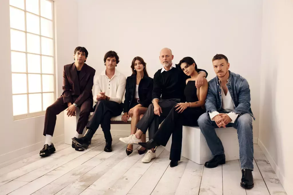 (L-R) Diego Calva, Jacob Elordi, Daisy Edgar-Jones, Daniel Minahan, Sasha Calle y Will Poulter de 'On Swift Horses' posan en el Getty Images Portrait Studio