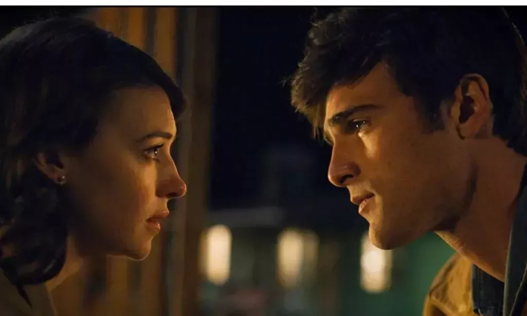 Daisy Edgar-Jones y Jacob Elordi mirándose intensamente en una escena de On Swift Horses