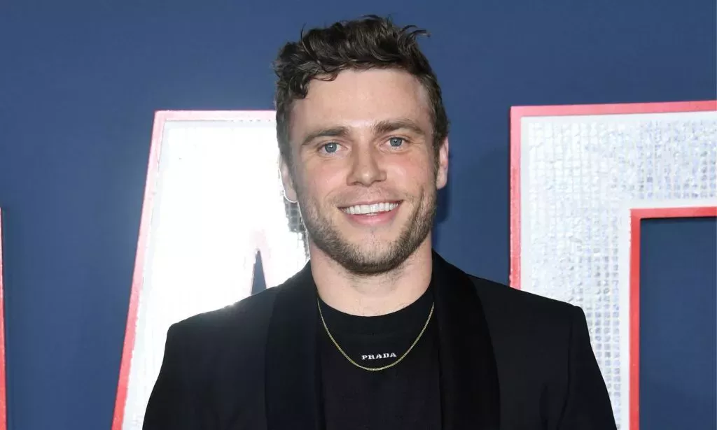 Foto del actor Gus Kenworthy usando un traje negro en la premiere de '80 for Brady'