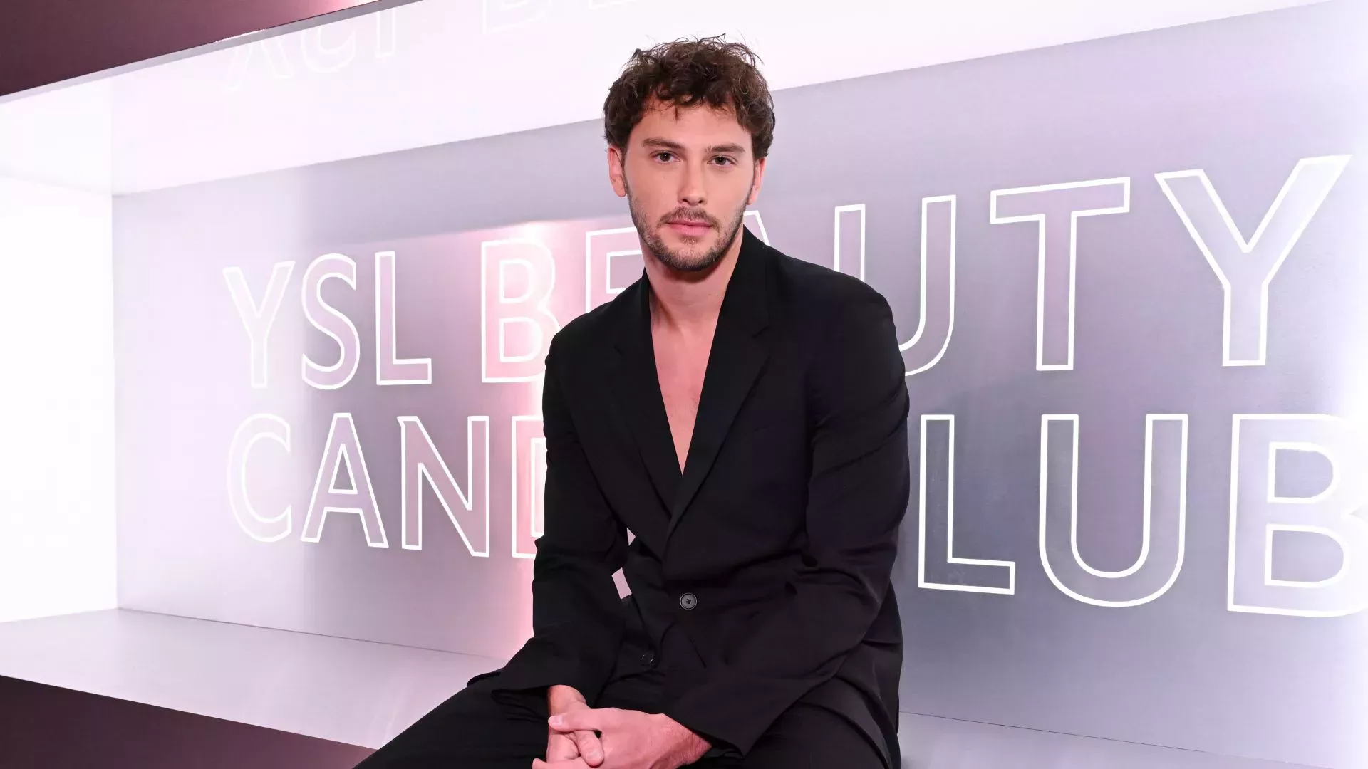 El actor Cooper Koch, estrella de Monsters, desea participar en la adaptación de una novela queer controvertida