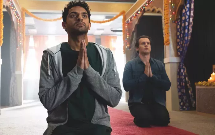 Un Chico Indio Simpático: La comedia romántica de Jonathan Groff y Karan Soni recibe un hilarante primer tráiler