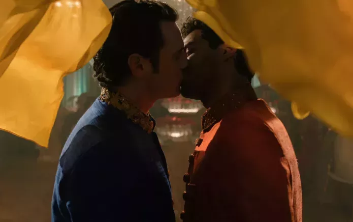 Un Chico Indio Simpático: La comedia romántica de Jonathan Groff y Karan Soni recibe un hilarante primer tráiler