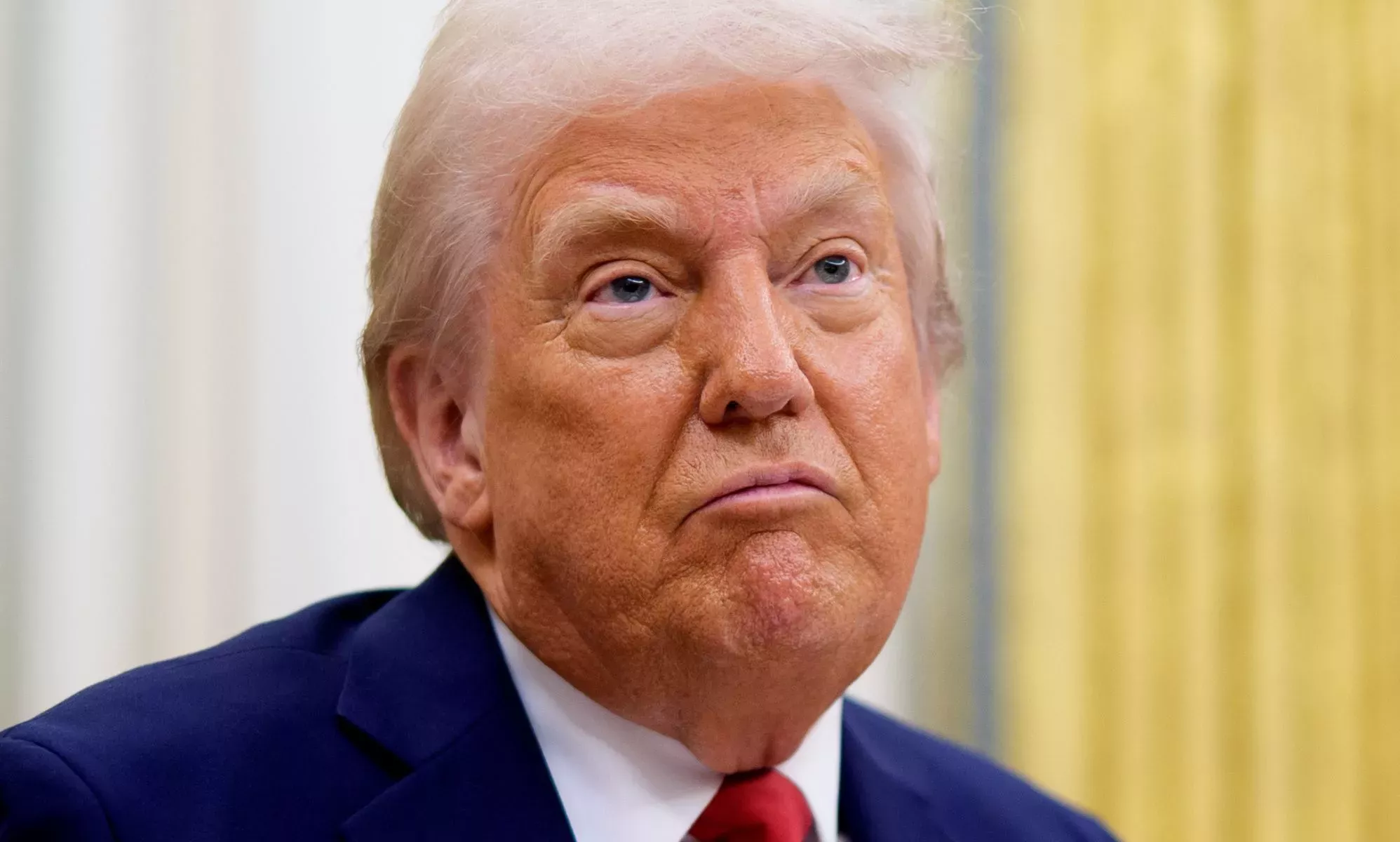 Un juez bloquea la política anti-trans de Trump sobre pasaportes