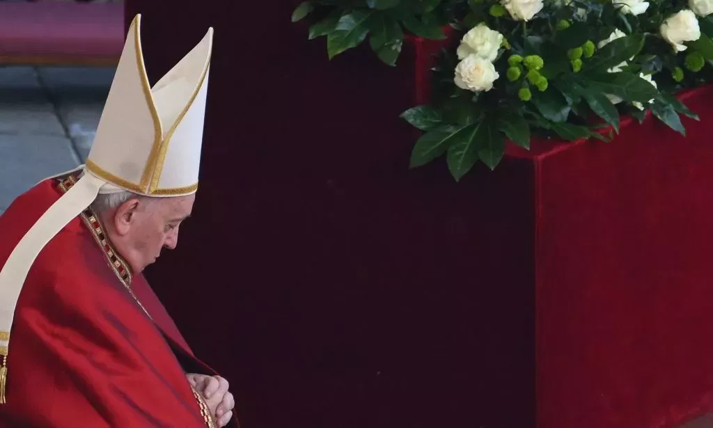 El Papa Francisco conduce el funeral del Papa Benedicto, su predecesor