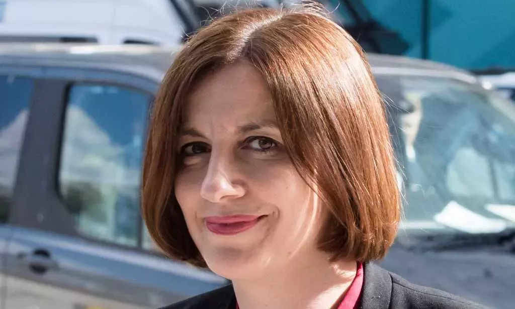 Bridget Phillipson, del Partido Laborista, se mantiene neutral cuando se le pregunta qué inodoro deben usar las mujeres trans.