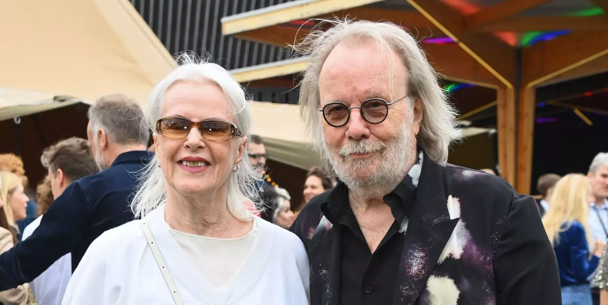 Las estrellas de ABBA hacen una aparición sorpresiva en ABBA Voyage en Londres mientras se añaden tres nuevas canciones a la lista de temas