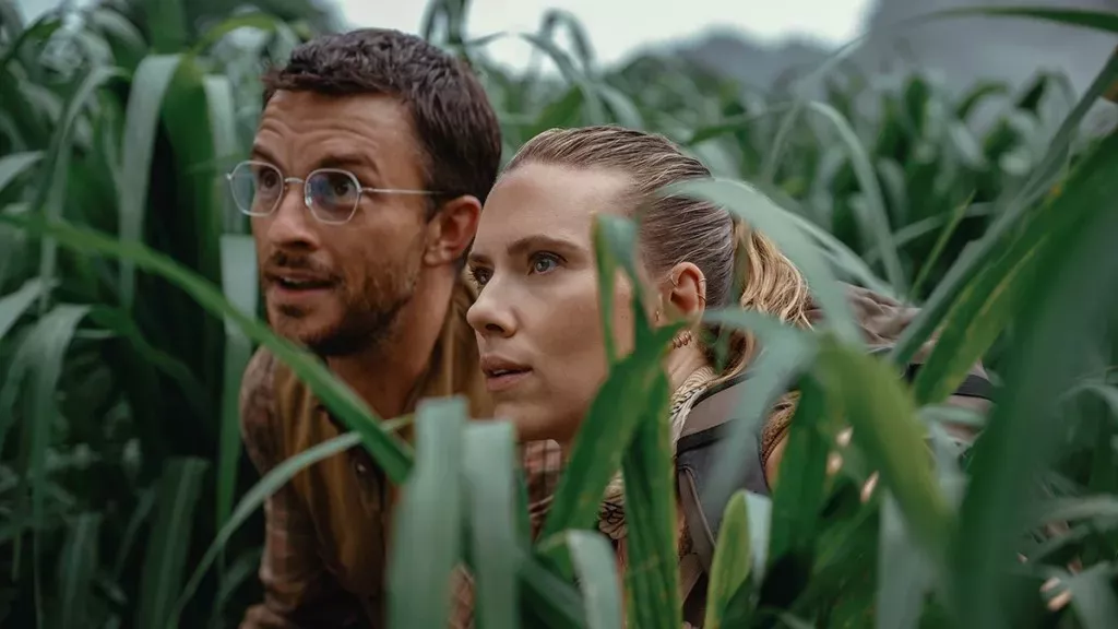 Jonathan Bailey y Scarlett Johansson en Jurassic World Rebirth