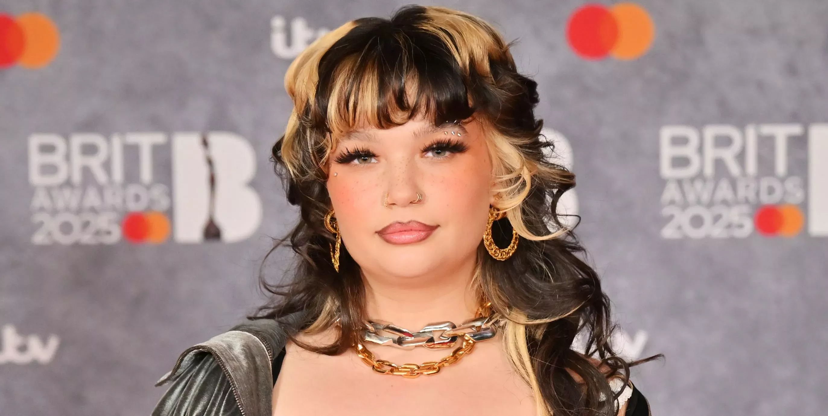 Lola Young aborda su sexualidad con un comentario hilarante en TikTok: 'También me gusta p***y'