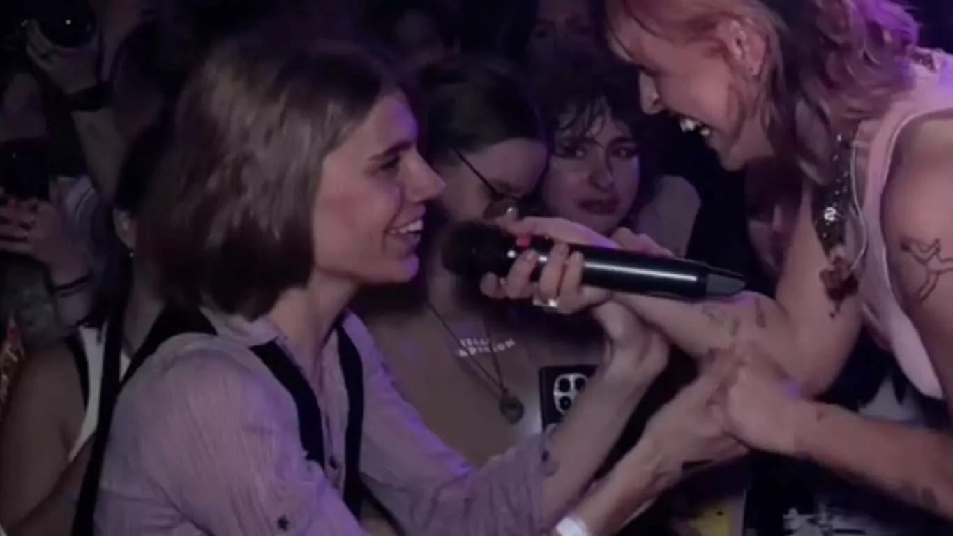 La cantante Beth McCarthy se vuelve viral tras ayudar a un fan trans a elegir su nuevo nombre