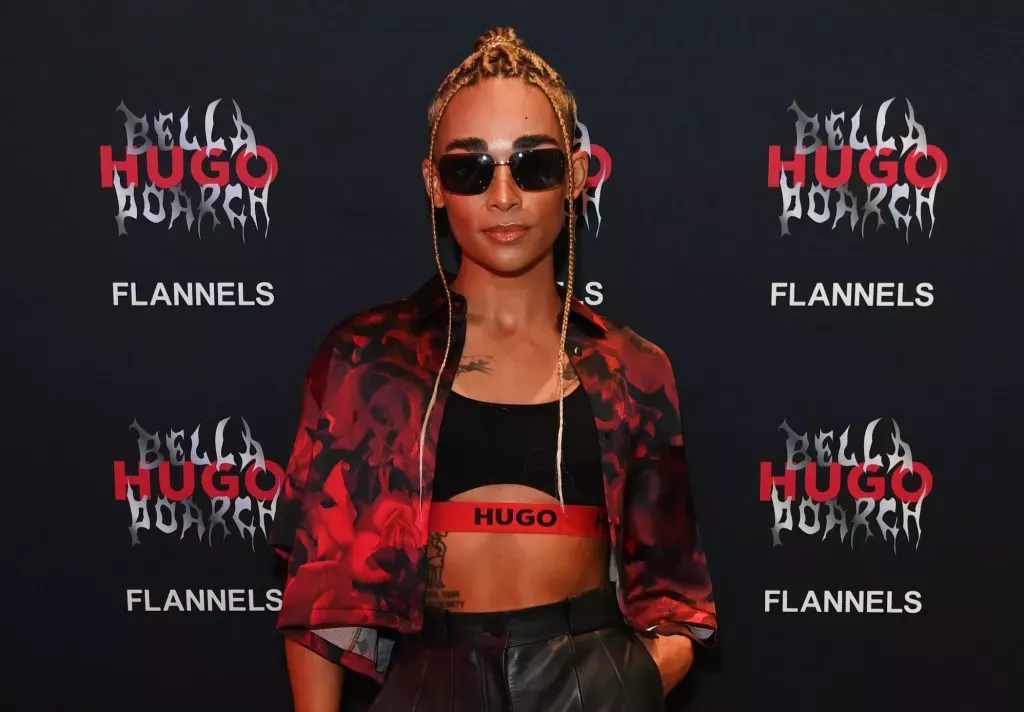 LONDON, ENGLAND - SEPTEMBER 15: Alex Thomas-Smith asiste al evento de lanzamiento de la colección HUGO x Bella Poarch en Flannels X el 15 de septiembre de 2023 en Londres, Inglaterra.