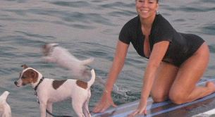 Mariah Carey hace surf con sus cachorros en Puerto Rico