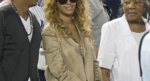 Beyoncé viendo el béisbol con la abuela de Jay-Z.