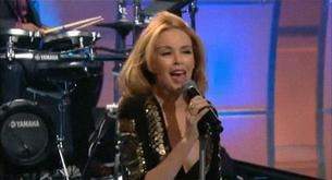 Kylie Minogue canta 'Get Outta My Way' vestida de nochevieja