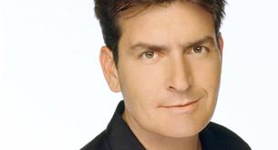 Encuentran a Charlie Sheen desnudo, encocado y con una actriz porno escondida en un armario