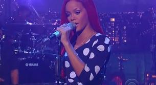 VÍDEO: Rihanna se alisa el pelo a lo travesti para Letterman