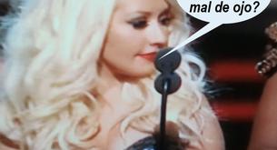 Christina Aguilera se cae al suelo en los Grammy