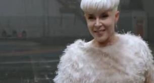 Robyn, muy bailonga en el vídeo de 'Call Your Girlfriend'