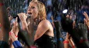 Kelly Clarkson, mojada de arriba a abajo