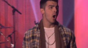 Joe Jonas se pone calentito con una bailarina en el programa de Ellen