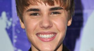 Justin Bieber se pone pedrería en los dientes