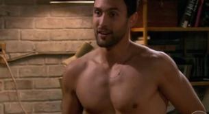 Noah Mills, semidesnudo en la nueva serie '2 Broke Girls'