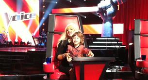 Christina Aguilera twitea una foto con su hijo en el set de 'The Voice'