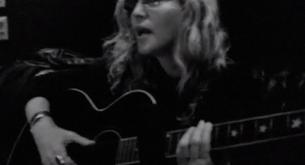 Madonna toca la guitarra en 'Give Me All Your Luvin'