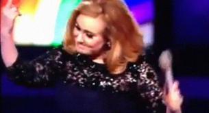 Adele se enfada en los Brit Awards