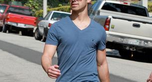 Joe Jonas marcando paquete