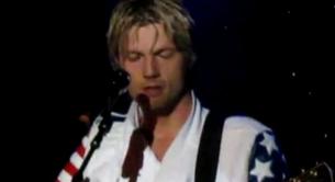 Nick Carter rompe a llorar en su primer concierto tras la muerte de su hermana