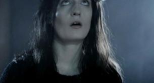 Florence + The Machine se oscurecen para 'Never Let Me Go'