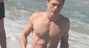 Colton Haynes desnudo parcialmente en la playa