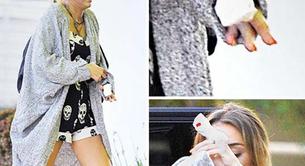 Miley Cyrus se corta un dedo con un cuchillo