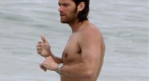 Jared Padalecki presume de cuerpazo en la playa