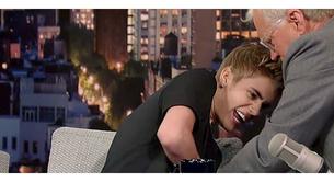 Justin Bieber se tatúa 'Believe' y Letterman intenta borrárselo