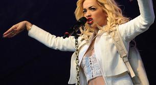 Rita Ora enseña una teta en directo