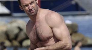 Hugh Jackman nos alegra el verano con su cuerpazo en la playa de Barcelona