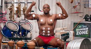 Juega con los músculos de Terry Crews en 'Old Spice Muscle Music'