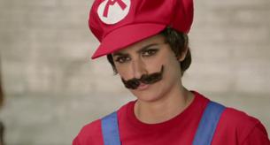 Penelope Cruz y su hermana Mónica anunciando el nuevo 'Super Mario' para Nintendo 3DS