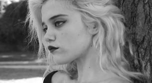 Sky Ferreira aburre en el vídeo de 'Everything Is Embarrassing'