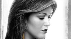 Kelly Clarkson presenta su segundo EP acústico con un mash up de Alanis Morissette y Kings of Leon