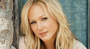 Jewel lanzará Greatest Hits y ha grabado un tema junto a Kelly Clarkson