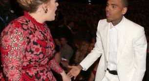 Adele abronca a Chris Brown en los Grammy por no levantarse ante Frank Ocean