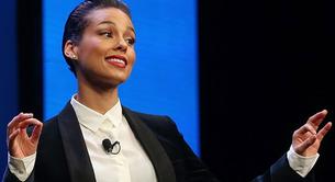 Alicia Keys, imagen de BlackBerry, tuitea desde su iPhone y culpa a un hacker