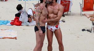 Marc Jacobs y su novio el actor porno Harry Louis, acarameladísimos en la playa