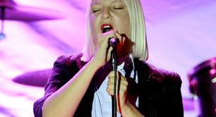 Sia canta 'Titanium' en acústico por primera vez en un evento benéfico gay