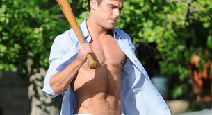 Zac Efron juega a beisbol enseñando pectorales