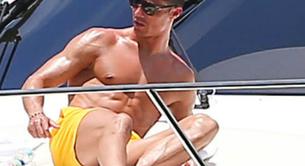 Cristiano Ronaldo sin camiseta se tuesta al sol en Miami