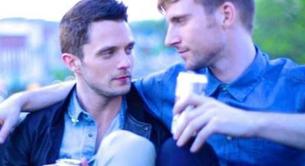 Eli Lieb estrena single, 'Young Love' y se besa con un chico en el vídeo